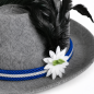 Preview: Detailaufnahme von Edelweißblüte, Feder und blau-weißer Kordel am Alpenhut