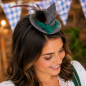 Preview: Dame trägt Bayern Haarreif mit Mini Alpenhut als Trachten-Kopfschmuck