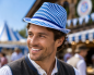Preview: Herr trägt Bayern Hut mit blau-weißem Rautenmuster auf einem Volksfest