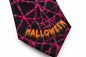 Preview: Detailaufnahme der schwarz-rosa Halloween Krawatte mit Spinnennetz und Halloween-Schriftzug
