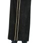 Preview: Detail des schwarzen Priestergewands mit goldfarbener Einfassung