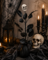Preview: Schwarze Horror-Rose mit Totenkopf in einer Halloween Dekoration