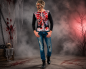 Preview: Zombie Shirt für Herren mit blutigem Skelett-Druck vor Halloween-Kulisse
