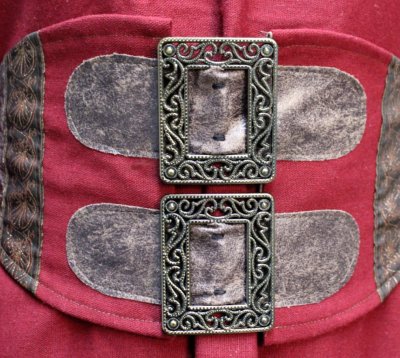 Damenkostüm 2-teilig Frauenkleid in Bordeauxrot und Gürtel in brauner Lederoptik Vintage Mittelalter Renaissance