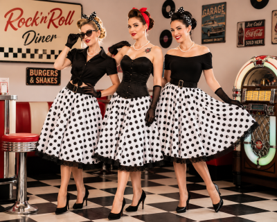 Rockabilly Damen im Polka Dot Tellerrock im Retro Diner