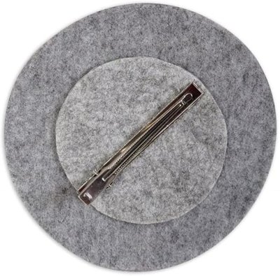 Rückseite des grauen Mini-Trachtenhuts mit Metallclip zur Befestigung im Haar