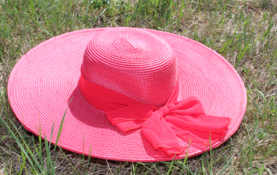 Damenhut, schicker Sommerhut mit breiter Krempe und roter Schleife
