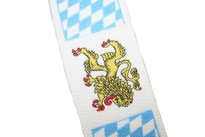 Detailansicht des Bayern-Wappens auf den bayerischen Hosenträgern