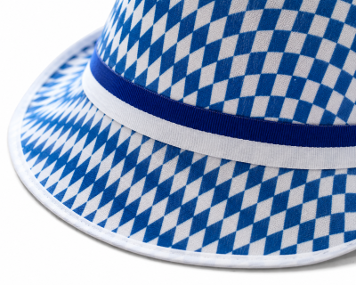 Detailaufnahme des Bayern Huts mit blau-weißem Rautenmuster und Hutband