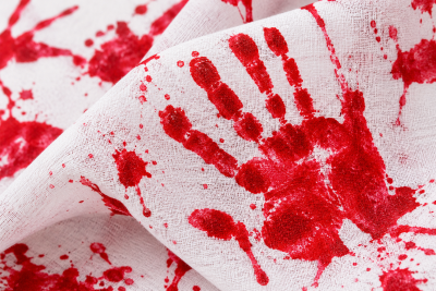 Nahaufnahme des Halloween Dekostoffs mit rotem Handabdruck