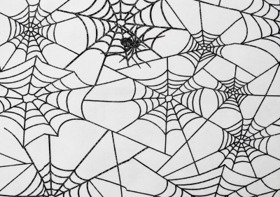 Detailansicht des Halloween Dekostoffs mit schwarzem Spinnennetz-Aufdruck