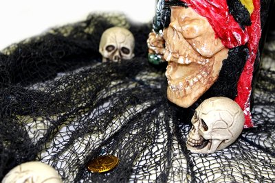 Schwarzer Gruselstoff mit Schädeln als Halloween Dekorationsbeispiel