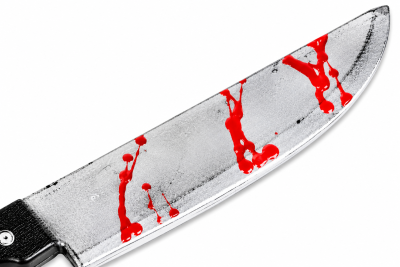 Detailansicht der silbergrauen Klinge des Halloween-Spielzeugmessers mit roten aufgedruckten Blutspritzern