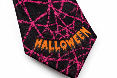 Detailaufnahme der schwarz-rosa Halloween Krawatte mit Spinnennetz und Halloween-Schriftzug