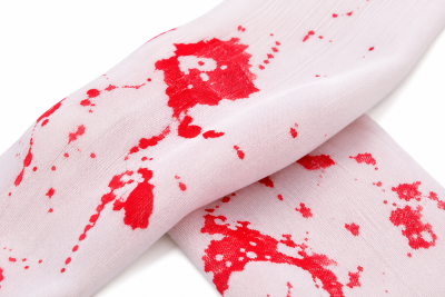 Nahaufnahme der weißen Halloween-Strumpfhose mit roten Flecken in Blutspritzeroptik