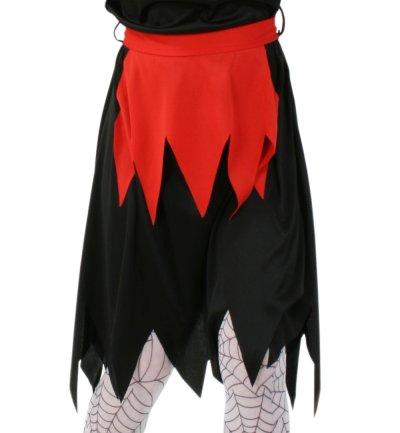Detailansicht der roten Schürzenoptik und des gezackten Rocksaums am Hexenkleid