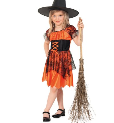 Mädchen im orange-schwarzen Hexenkleid mit Spinnennetzrock, Hexenhut und Besen