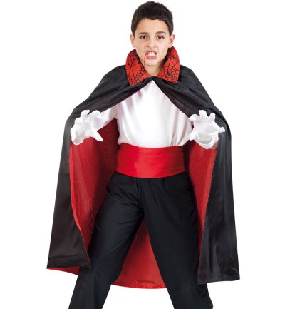 Kind mit schwarz-rotem Vampir-Cape, roter Schärpe und hohem Spinnennetz-Kragen