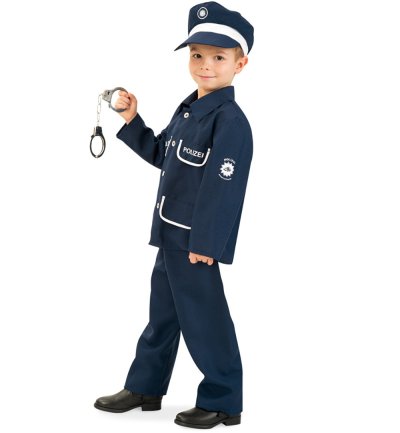 Kind trägt das Polizist Petersen Kinderkostüm mit Mütze und Handschellen