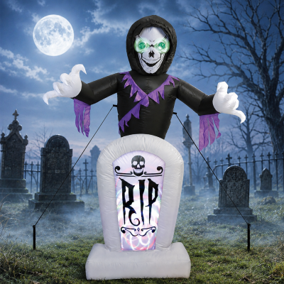 Selbstaufblasender LED Reaper mit beleuchtetem RIP-Grabstein auf einem Friedhof