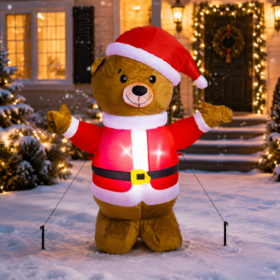 Selbstaufblasender LED-Weihnachtsbär mit Nikolausmütze in einem winterlich geschmückten Vorgarten