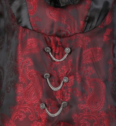 Dunkelrotes Muster und silberfarbene Zierketten am Vampirhemd