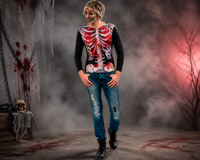 Zombie Shirt für Herren mit blutigem Skelett-Druck vor Halloween-Kulisse