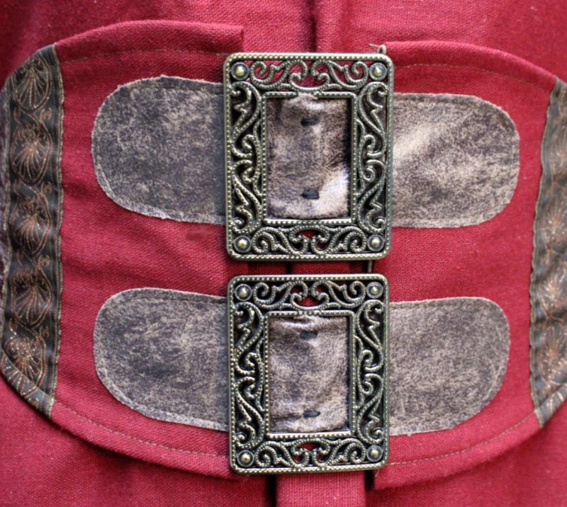Damenkostüm 2-teilig Frauenkleid in Bordeauxrot und Gürtel in brauner Lederoptik Vintage Mittelalter Renaissance