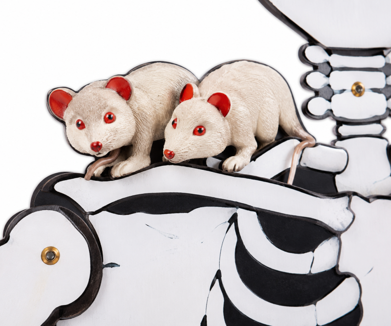 Detailaufnahme der zwei Mäuse auf der Schulter des Halloween Skeletts