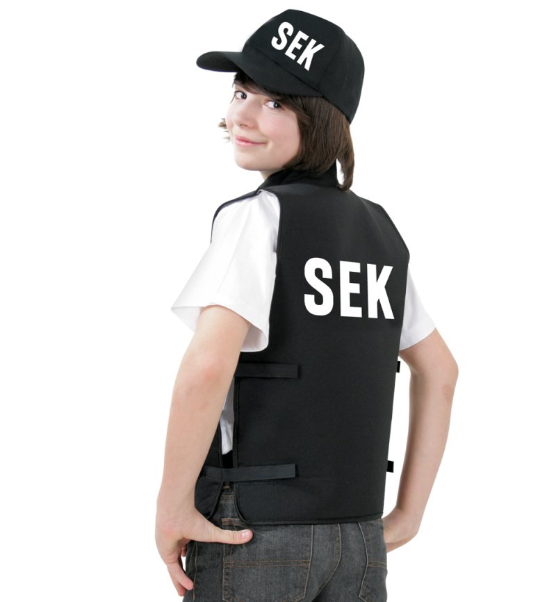 Rückansicht der getragenen schwarzen Kinder-SEK-Weste mit weißem Aufdruck