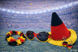 Deutschland Fan-Set mit Hut, Sonnenbrille, Hawaii-Kette und Tröte in Schwarz-Rot-Gold